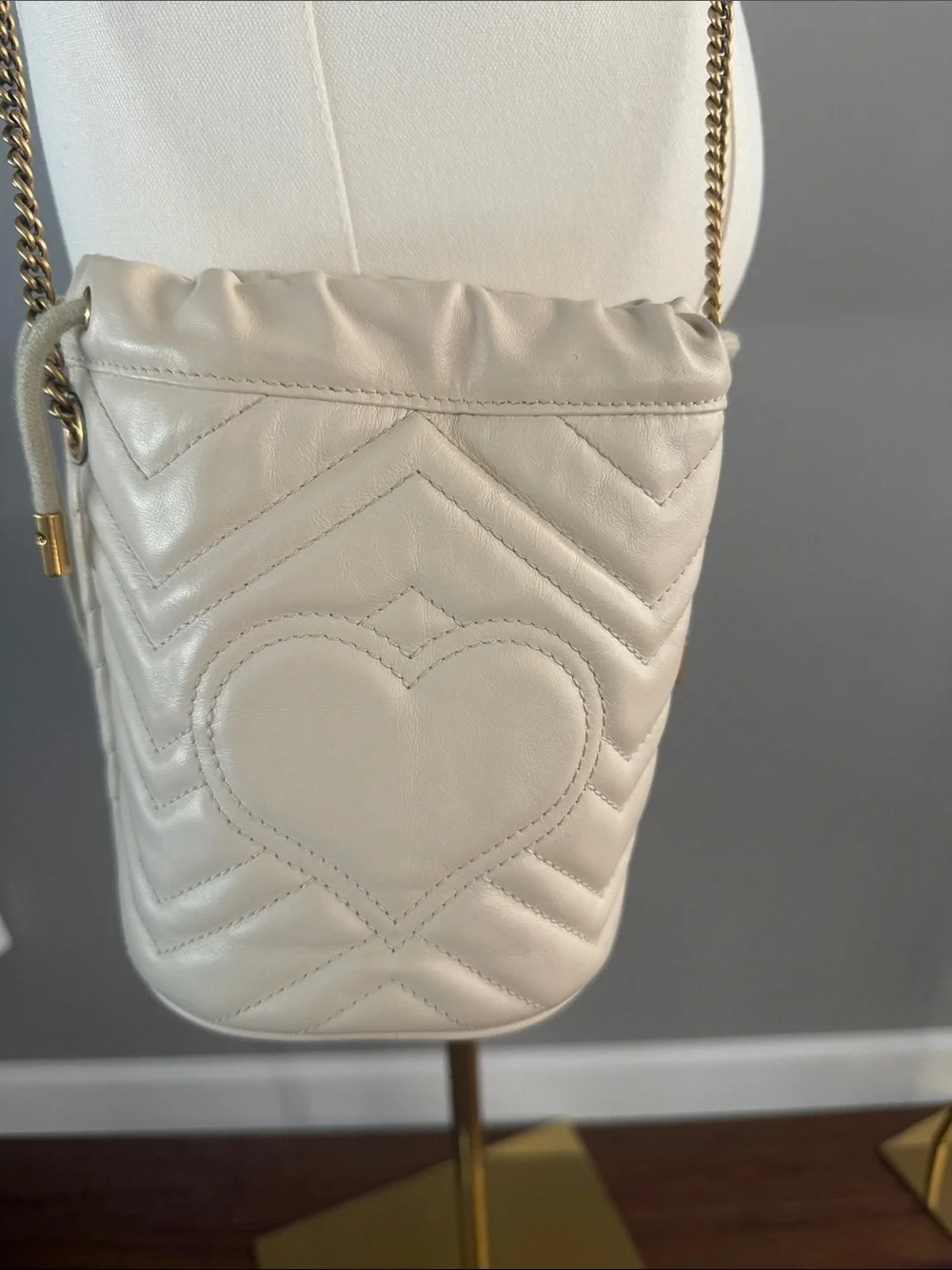 AUTHENTIC GUCCI BUCKET BAG - Picture 3 of 8